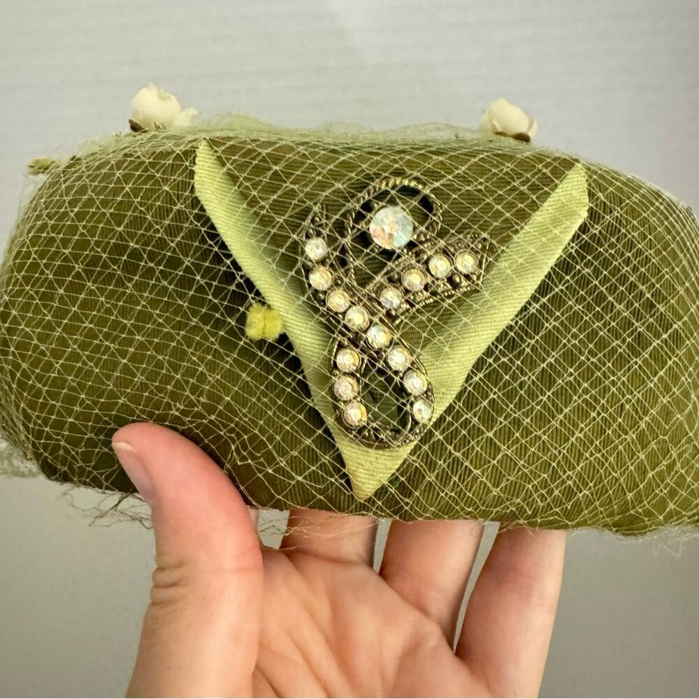 Vintage 1950s Union Made Green Womens Hat Brooch & Flowers With Mesh Unique - Picture 2 of 8